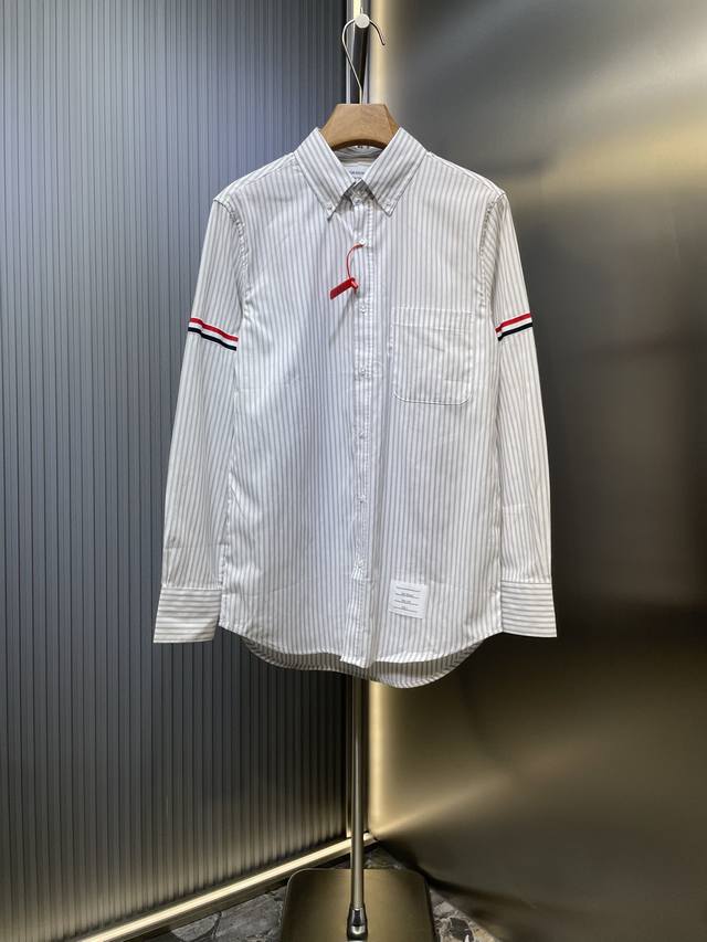 Thom Browne 织带条纹衬衫 定制全棉色织条纹天然织料 清爽细腻 舒适贴肤 低调深灰邂逅经典条纹 深邃而内敛 条纹纵横交错 独具辨识度的标志性条纹罗缎标