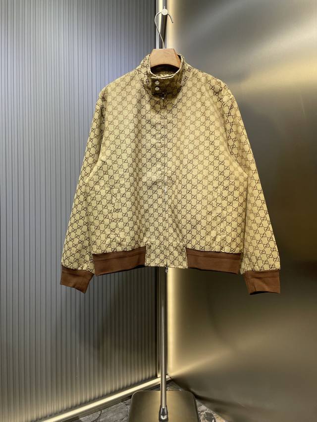 Gucci 牛仔2025早秋新款爆款新款休闲时尚夹克 超前卫设计风格 细腻舒适 穿着非常轻便不易起皱。多重重工艺 整体的设计颇具视觉感，上身休闲有型，有一定的挺