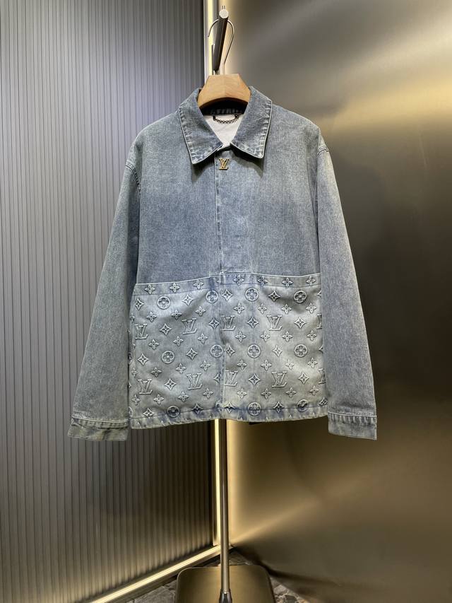 Gucci 25Ss新款限量版水洗牛仔秉承升级再造理念，将源自往季系列的经典巧妙化为季中。Monogram 压纹贴袋点睛正面，顶端 纽扣彰显雅致气息。 Size