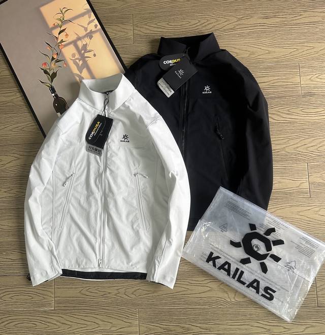 凯乐石情侣款软壳立领外套 重磅春秋新款来袭，2 5年春秋最新款 专柜新版，兄弟千万别错过！ 先进压胶技术！采用专业止水带压胶！外层 Gtexapore 外层防水