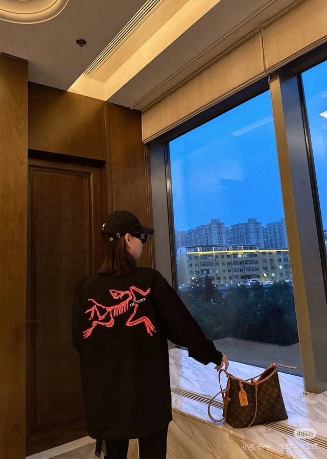 Arcteryx始祖鸟高定三色彩标印花长袖T恤男女情侣款打底衫 面料百分百全棉双面长绒棉面料 280克 有点婴儿棉的感觉，触感非常舒服软糯，自带弹力哈 舒适稳定