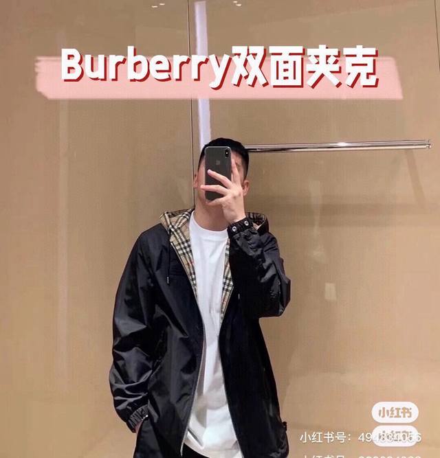 Burbberry巴宝莉 新款经典格子双面连帽夹克外套 超细腻的高科技爽滑聚酯纤维材质 面料的质感很高档 一面经典老花格子时尚裁剪 精致高档 反面以黑色为主穿出