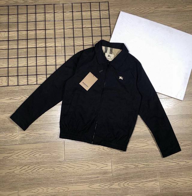 Burberry 巴宝莉 Ss新款战马刺绣翻领夹克外套 - 胸口小标刺绣战马 - 内里翻领格纹拼接 - 全套定制刻字拉链 纽扣 颜色:黑色 尺码:M-Xl M