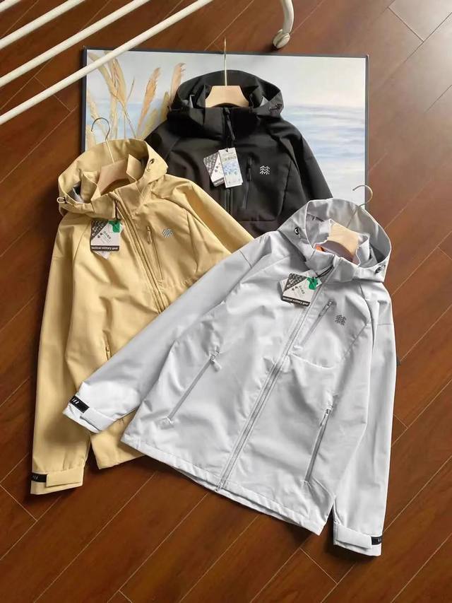 可隆户外冲锋衣全天候单层软壳百搭男士防风防水登山服 户外冲锋衣城市户外全天候单层连帽防风防水透气休闲登山服。难得一遇的好货！闭眼入！错过不再有这款Trino采用