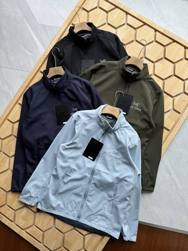 供 控 Arc'teryx 25年秋季始祖鸟印花软壳衣 户外情侣款立领软壳冲锋衣 防风防水透气加薄绒外套，城市休闲+户外运动，随意转换风格的一款软壳冲锋衣，硬货