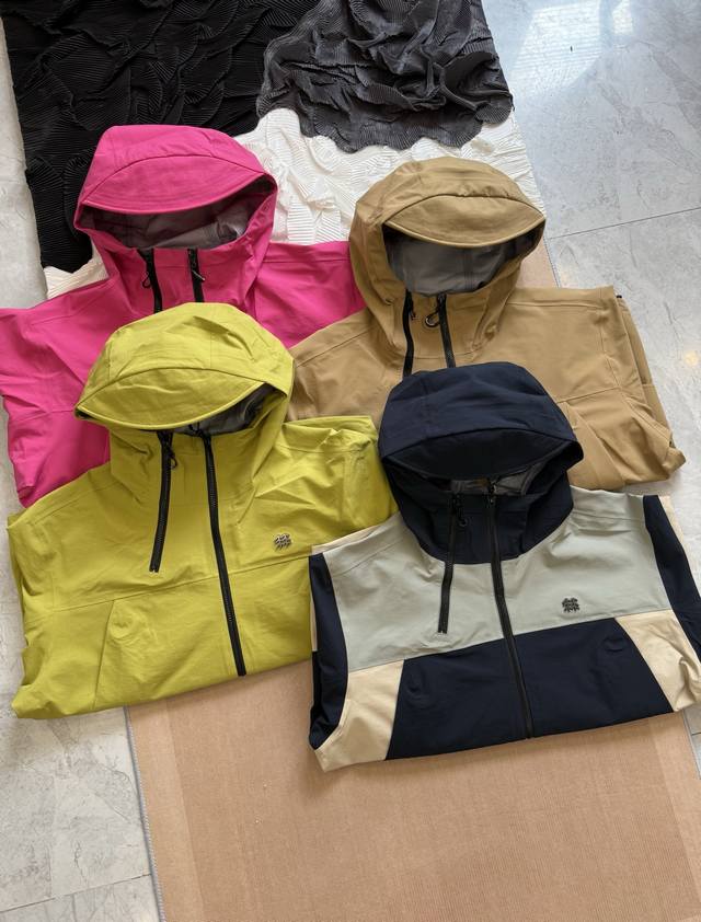 供 控 顶级版本 Kolon Sport可隆 25年新品冲锋衣明星同款 城市户外双修冲锋衣夹克外套 1：1复刻 甄选高密度机能面料，具备优秀的防风、防泼水性能，