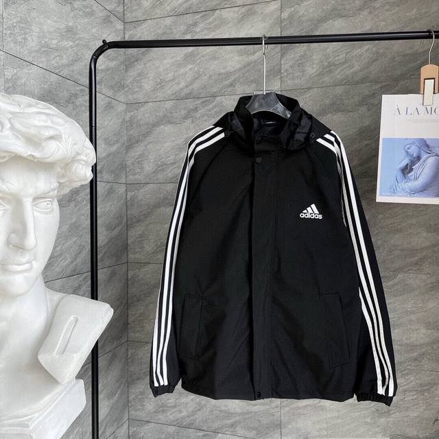 Adidas阿迪达斯专柜同款发售经典三杠小Logo印花连帽外套最优品质 爆炸上新 出街回头率超高的的连帽外套！三杠的设计搭配上左胸的小Logo设计，既经典又不失
