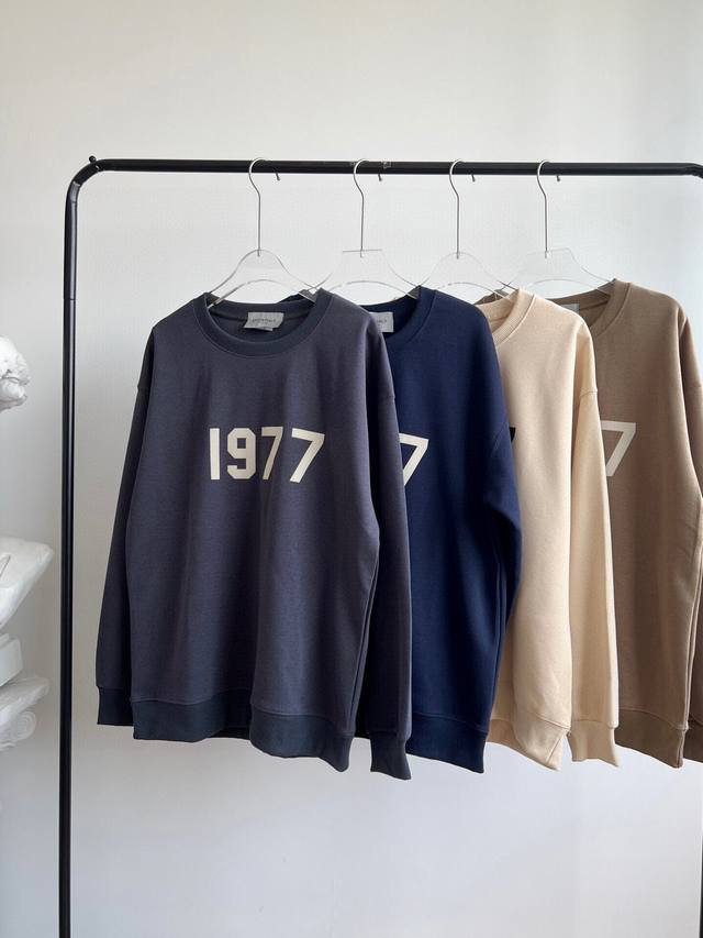 Fear Of God Essentials第八季复线高街1977植绒数字圆领卫衣 定制螺纹 非常耐穿舒服 版型宽松 上身百搭 搭配纯色简约的裤子 休闲运动兼可