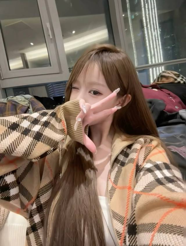 Model上新 巴宝莉新款拉链格纹针织开衫外套 温柔系格纹卡其调儿 经典色永远高级 Bbr限定斜格纹特别吸精 很有质感～ 双头拉链设计 自由调节敞开幅度 温温柔