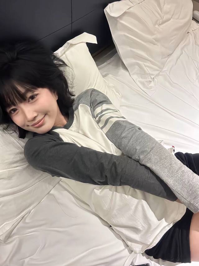 Model上新 汤姆布朗Tb新款拼色四道杠撞色长袖 浅浅的期待秋天轻松穿出氛围感！！ 自带柔光滤镜 撞色设计黄皮穿也巨显白～ 纯棉260G面料 手感软软乎乎上身