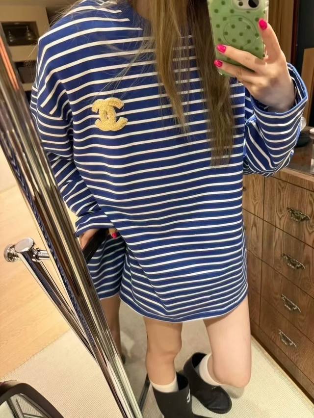 Model上新 Chanel香奈儿新款毛巾刺绣蓝色条纹上衣长袖 黄皮的本命穿搭嘎嘎显白不会闷！ 毛巾刺绣Logo绝美：高级感满满～ 带点氛围感的蓝色日常通勤显白