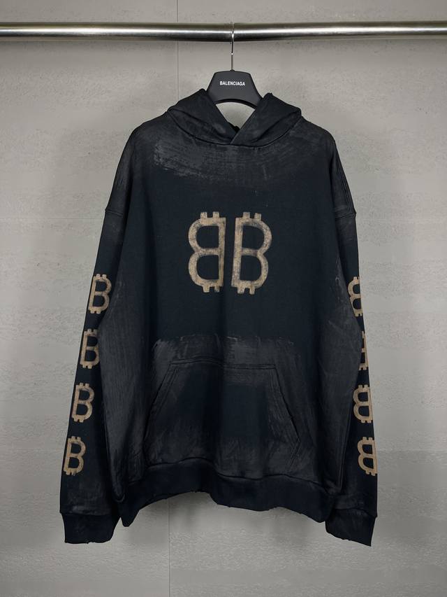 实拍图 顶级版本.官网品质 Balenci*Ga 巴黎. 最新泥巴手绘磨烂洗水做旧长袖连帽卫衣。砖柜同步.区别市场通货.Yb开发.色系为黑蓝色.磨烂.手绘与Zp