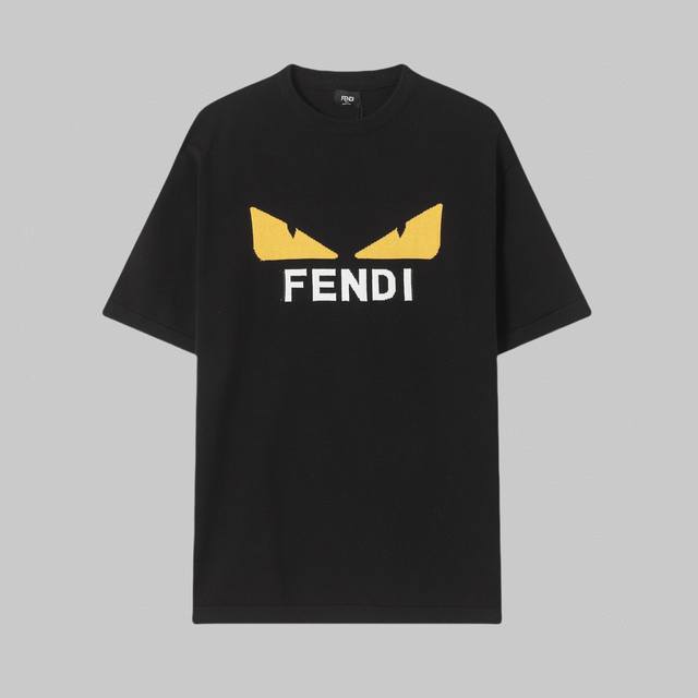 高品质 Fendi 芬迪 针织圆领短袖T恤Logo提花经典小怪兽黄色硅胶眼睛设计标识 注重细节 最求品质 男女同款 颜色：黑色 白色 码数：Xs-L