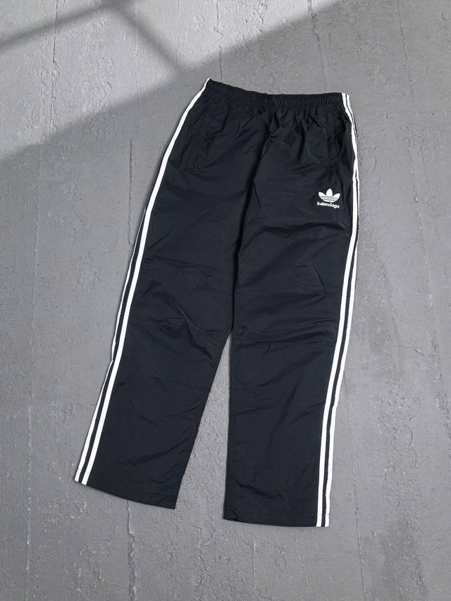 顶级版本 巴黎世家 Balenciaga Blcg × Ad 阿迪三叶草 25Ss 联名走秀款运动套装裤子 正确版本 定制再生尼龙面料 内里采用三级聚酯鸟眼网布