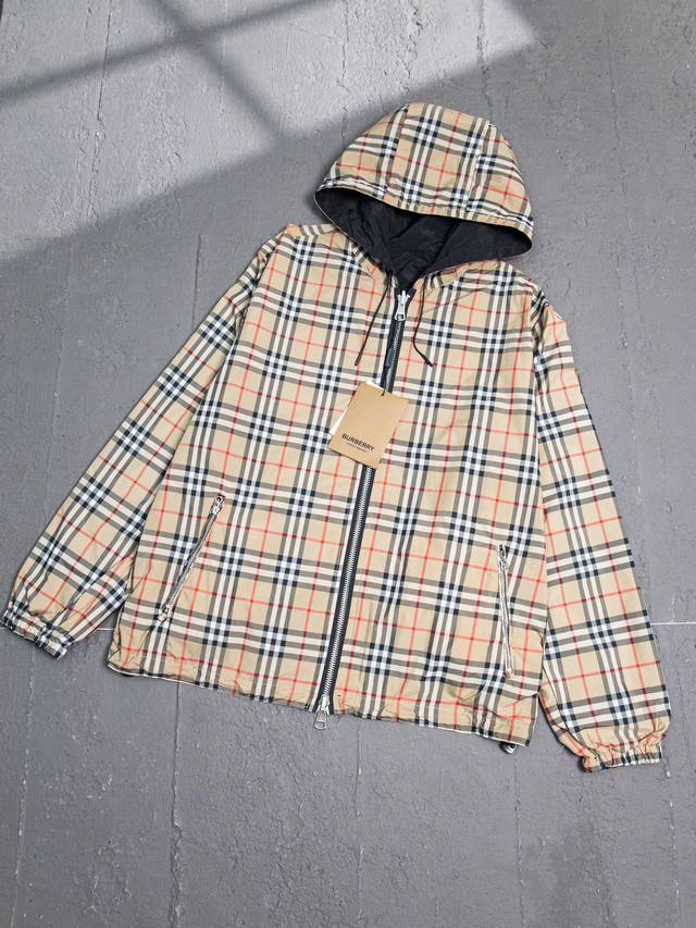 顶级版本 巴宝莉 Burberry Bbr 25Ss 经典格子双面穿小格纹夹克外套 正确版本 再生聚酯纤维纱线制成的Vintage复古格纹面料 反面采用纯色Ec