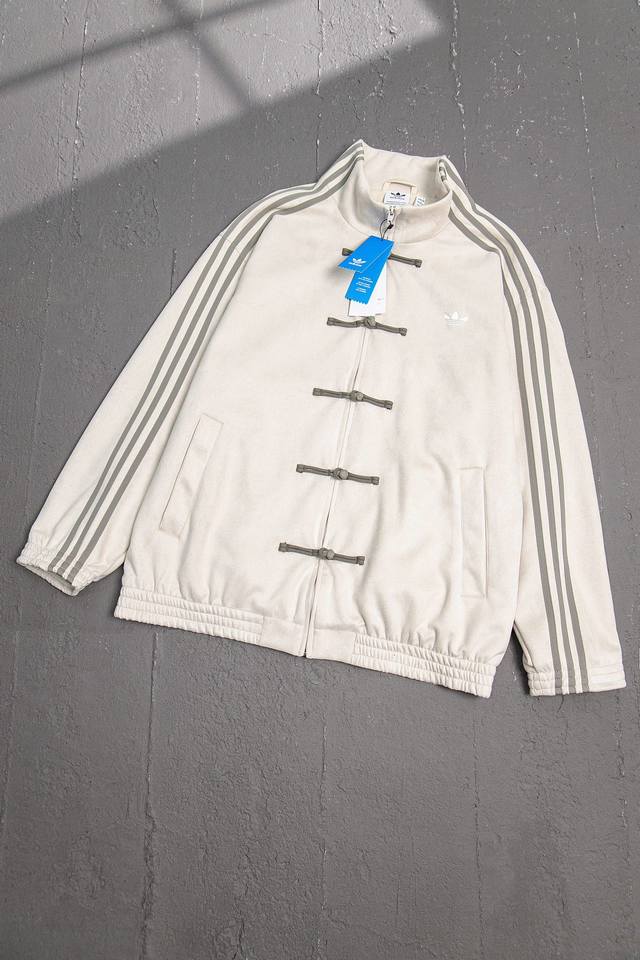 顶级版本 Adidas 阿迪达斯 蛇年限定新款 原厂品质 三叶草 刺绣Logo麂皮绒面料 唐装盘扣外套 立领复古休闲夹克 男女同款 这款包帅的 比去年丝绸款套装