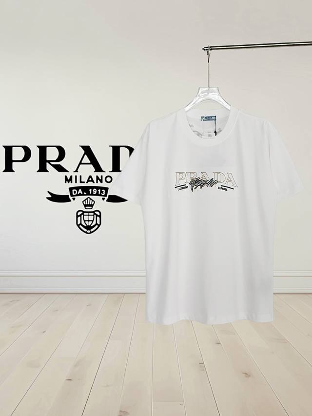 高版本] Prada 普拉达 前后幅刺绣字母浮雕系列 圆领短袖T恤衫微阔的版型 领口微微贴合颈部，整体时尚而有潮流，32支280G面料采用客供定织100%高支棉