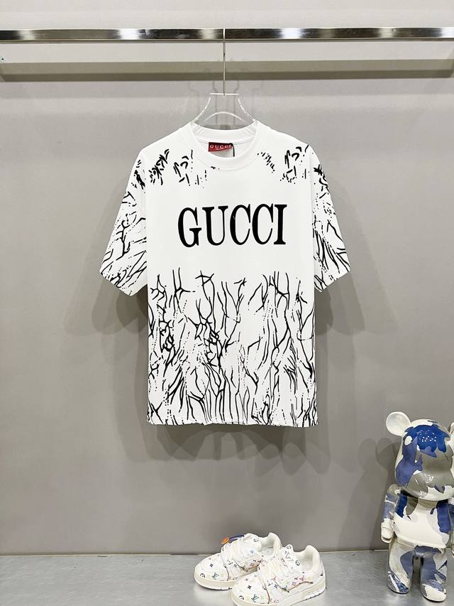 Gucci 古驰 260克纯棉圆领短袖T恤 大字母Logo涂鸦老花满印印花工艺标识 官方同步 高版本 高品质 时尚个性 百搭潮流 纯原品质 原版面料 吊牌 领标