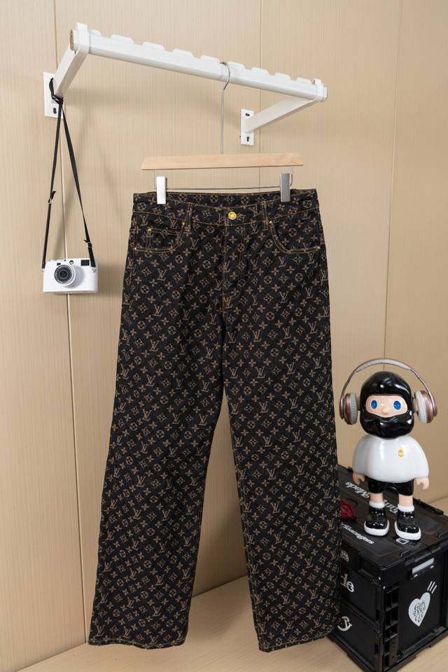顶级版本 市场随意对比 # Louisvuitton Damoflage 滑板马赛克提花牛仔 本款牛仔裤以提花工艺描绘 春夏秀场的 Damoflage 图案，并