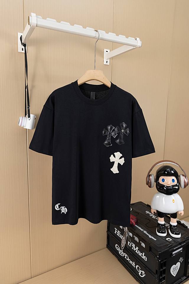 挂拍图 顶级版本 克罗心夏季新款贴皮十字架后背字母刺绣短袖休闲圆领T恤男女同款 克罗家的每一款真的是绝绝子 每一件都是背影杀这件皮标设计真的很酷 皮标加上银饰设