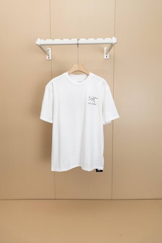 挂拍图 顶级版本 Arc’Teryx始祖鸟Arc24Ss 采用60支双股 后背字母Logo立体印花，270G全棉面料。上身透气，绝不起球，手感柔软舒适，全衣平车