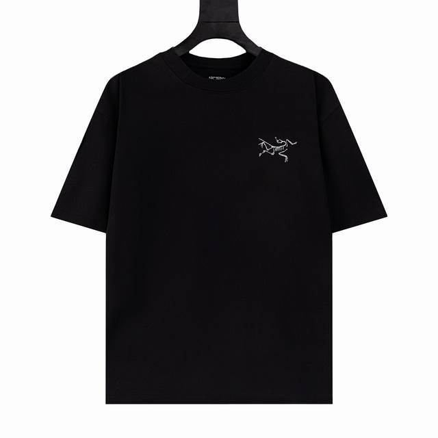 反光 白底图 顶级版本 Arc’Teryx始祖鸟Arc24Ss 采用60支双股 后背字字Logo立体反光印花，270G全棉面料。上身透气，绝不起球，手感柔软舒适