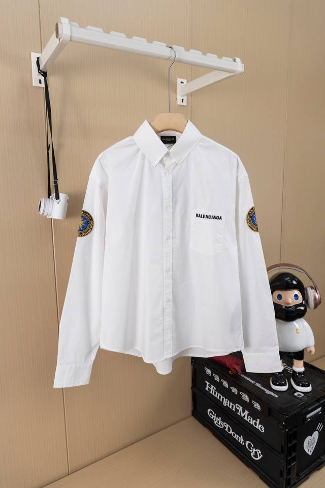 顶级版本 Balenciaga 巴黎世家标识刺绣徽章衬衫 采用进口机刺绣工艺 定制轻逸凝忆棉平纹料 巴黎金丝徽章刺绣作业 精度高 线条流畅而细腻 用侧翻埋夹车线