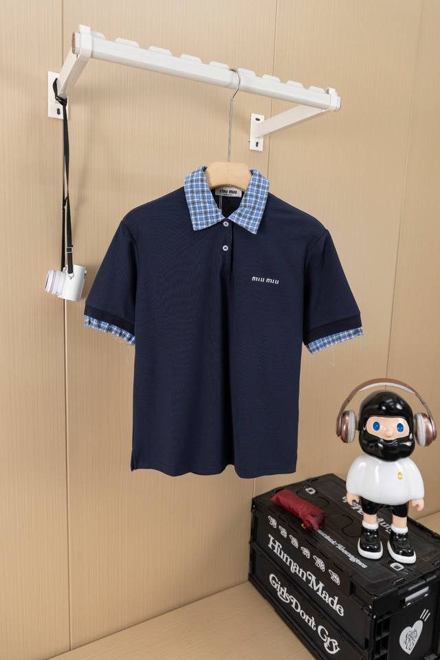 挂拍图 顶级版本 Miumiu 徽标假两件拼接格纹Polo衫 Miu系学院少女风，知识分子即视感，随意搭配都不会出错，通勤也能时髦起来 面料采用210克双精疏棉