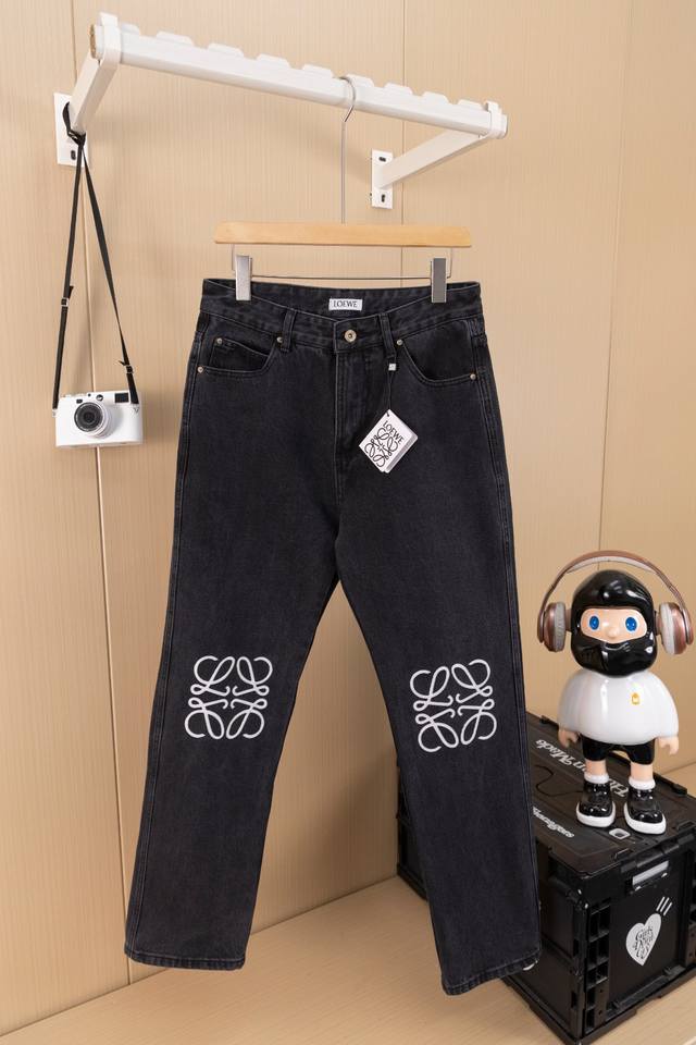 挂拍图 Loewe 罗意威 25Ss Anagram单宁镂空Logo黑色牛仔裤 采用紧密双芯纱，膝盖处饰有激光切割Anagram，经典Loewe皮标标识点缀，激