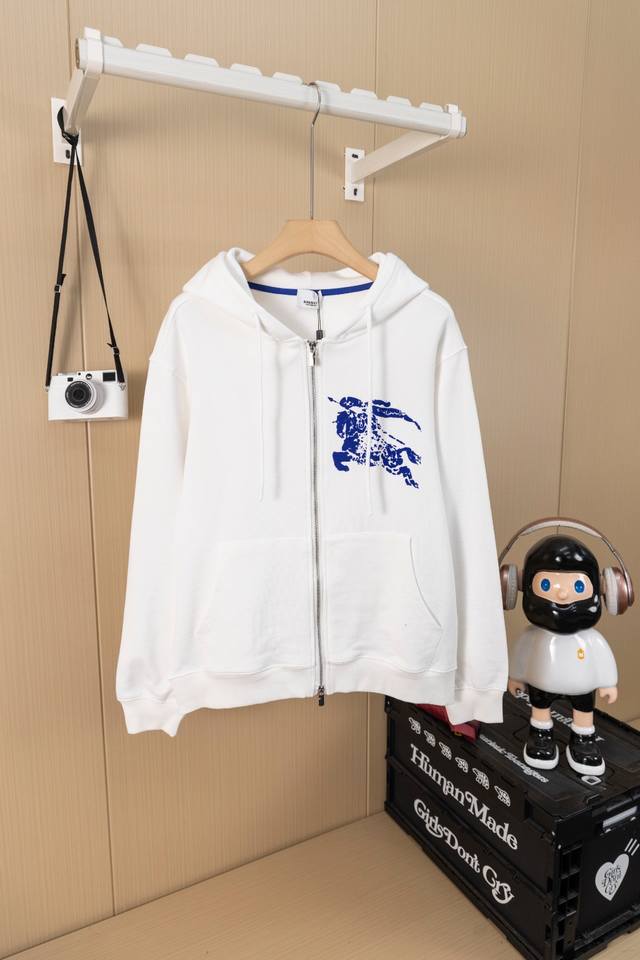 挂拍图 Burberry巴宝莉胸口发泡战马双拉头拉链连帽外套 面料采用400克毛圈高克重95棉5氢纶1×1双纱洗一辈子都不会变形的 男女同款 官网细节一致 全套