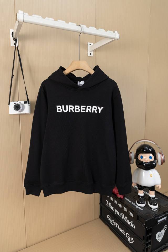 挂拍图 Burberry巴宝莉经典字母立体硅胶印抽绳连帽卫衣 面料采用400克毛圈高克重95棉5氢纶1×1双纱洗一辈子都不会变形的 男女同款 官网细节一致 全套