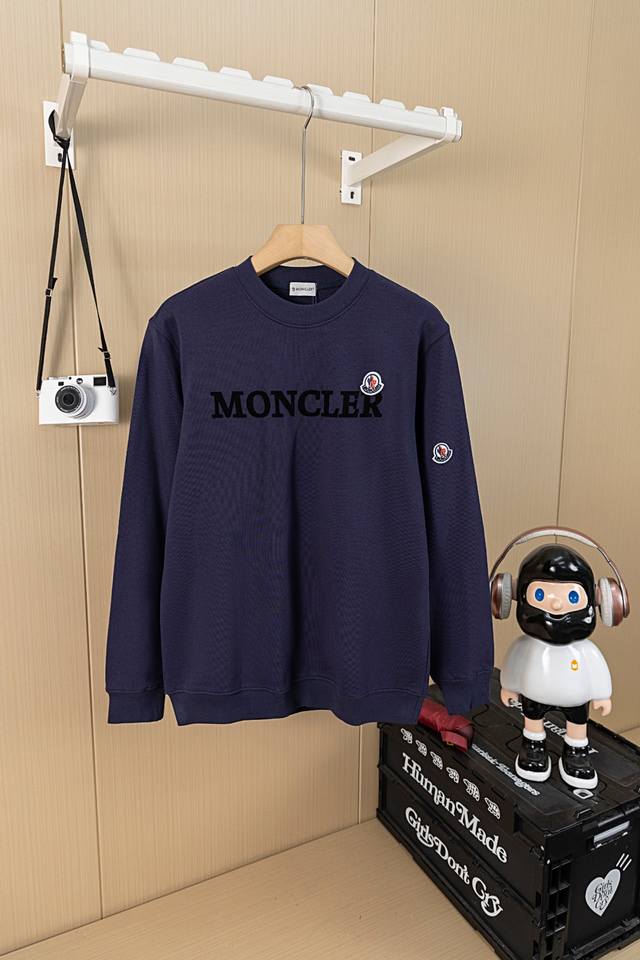 挂拍图 Moncler 蒙口植绒字母小标圆领卫衣 黑藏双色 面料采用400克毛圈高克重95棉5氢纶1×1双纱洗一辈子都不会变形的 男女同款 官网细节一致 全套包