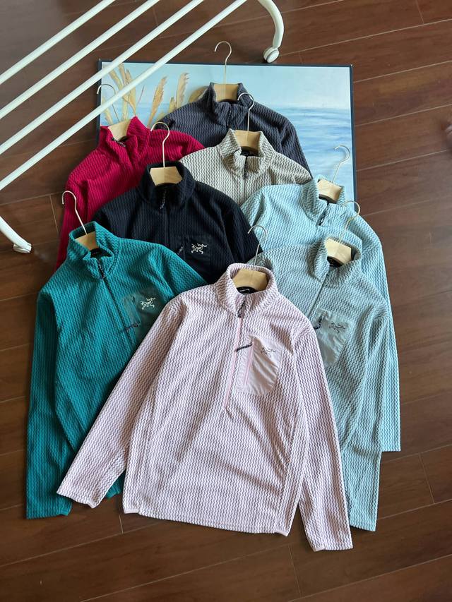 供 Arc'teryx 始祖鸟25秋季新品户外运动保暖立领抓绒衫外套可内搭巴塔轻量级抓绒外套， 柜1.2K！波浪纹肌理感 秋冬季户外立领保暖抓绒衣半拉链打底 颜