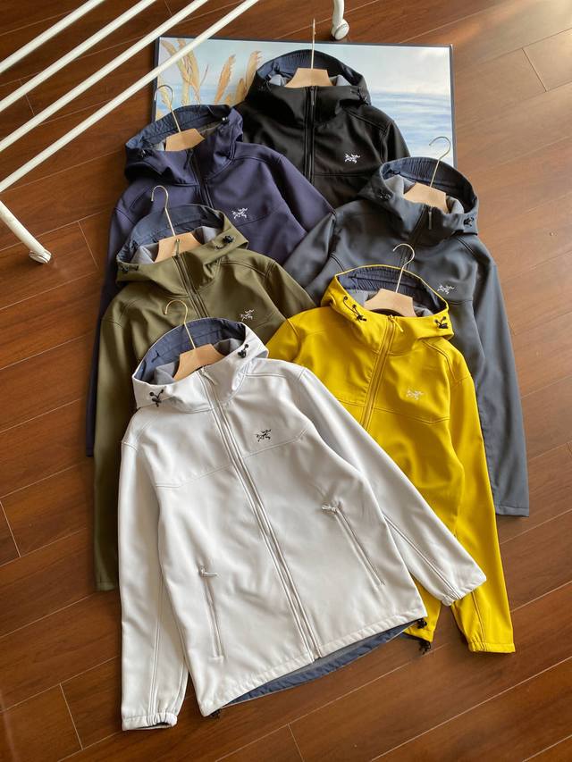 供 控 刺绣款 Arc‘Teryx 始祖鸟冲锋衣春秋款男女同款防水防风运动爬山徒步外套 冲锋衣的作用：抗寒抗风 塑形不显胖 能够有效地阻挡雨水和霜雪的入侵 透气