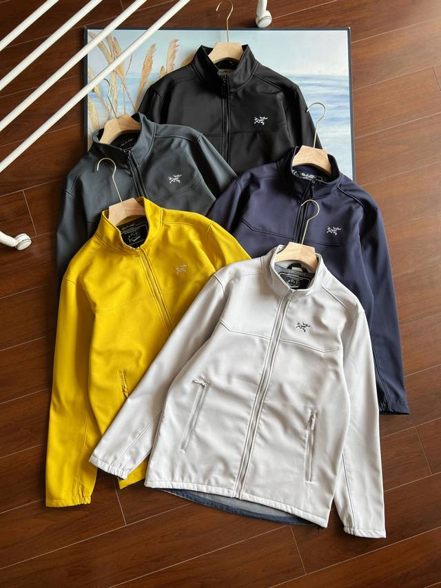 供 控 刺绣款 春季新款外套Arc'teryx 始祖鸟刺绣Logo户外运动立领防风刺绣加绒软壳外套 傲视全网，最新科技面料，1:1 全身压胶技术内里绒面，今年始