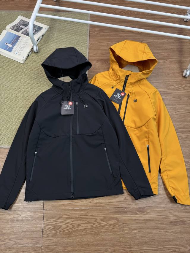 供 控 官网一比一款 Kolon Sport可隆软壳夹克运动外套徒步防风上衣防泼水户外休闲衣 采取专业面料，持久防风防雨，适应换季及山野多变天气，舒适透湿，身心