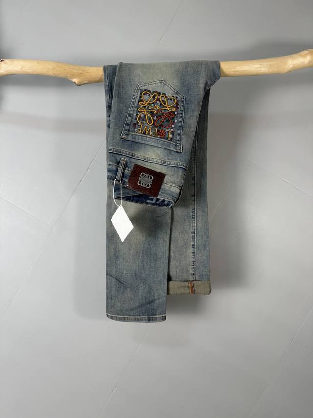 Loewe 罗意威 男士丹宁牛仔裤，官宣画册海报穿搭款！ 客供高级进口的丹宁原色面料，特选日本冈山纯正13Oz 盎司牛仔布料，重磅环保植物酵素水洗工艺，肌理有着