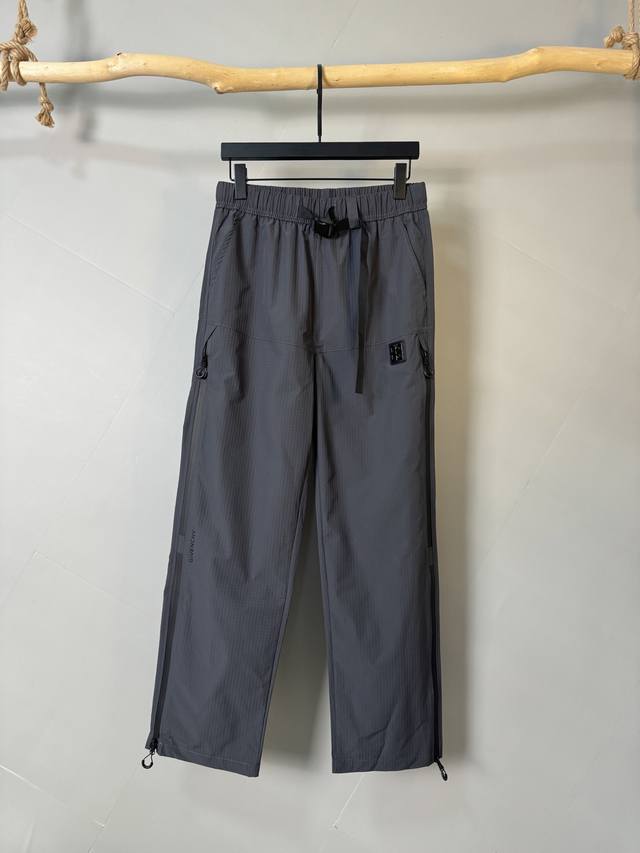 Givenchy 纪梵希 2025Ss春夏新款新款男士工装休闲裤、商务休闲款！！重在面料！婴儿肌肤般的柔滑！！客供定织料，入手便知极具柔滑面料，手感柔软亲肤，上