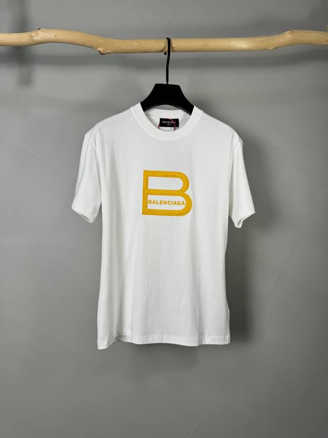 Balenciaga巴黎世家 厚板胶立体凹凸纯棉短袖 胸前大B带字母彰显品牌风范 采用 %纯棉 260克双股精梳棉面料 该款面料采用的是夏款短袖必用的面料 棉可