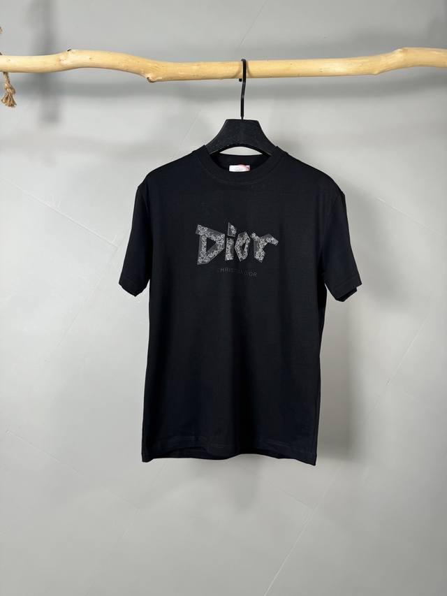 Dior迪奥 夏季新款圆领厚板胶立体短袖T恤 重工凹凸不规则图案设计 260克重磅高端纯棉面料 手感质感都极完美 修身裁剪设计干净利落 时尚又好看 走线做工非常