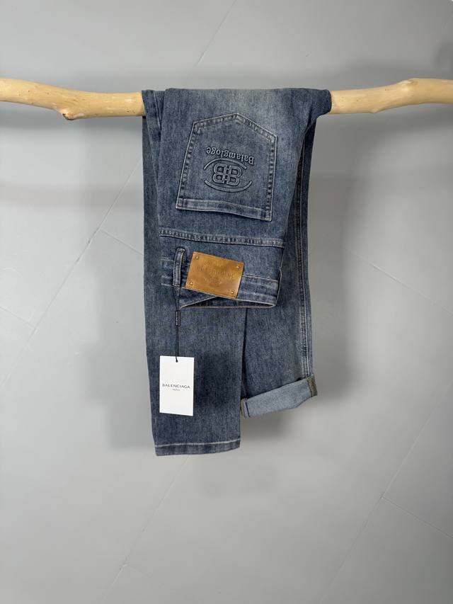 Balenciaga 巴黎世家 男士丹宁牛仔裤，官宣画册海报穿搭款！ 客供高级进口的丹宁原色面料，特选日本冈山纯正13Oz 盎司牛仔布料，重磅环保植物酵素水洗工