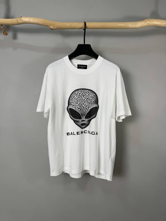 Balenciaga巴黎世家 25Ss夏季巴黎260克短T 一幅极简主义的黑白插图 描绘了一个外星人的脸 带有复杂的 风格化的图案 外星人有两个大而锐利的眼睛和