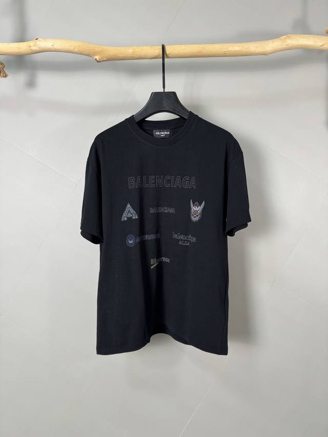 Balenciaga巴黎世家 25Ss夏季巴黎260克短T 前副图片显示一个白色或黑色背景 顶部用黑色字体写着“Balenciaga” 后面用较小的黑色字体写着