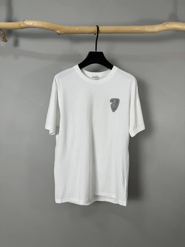 Burberry巴宝莉 Burberry 巴宝莉发泡印花加绣花战马短袖 男女同款 Burberry 春装T-Shirt系列在设计上延续品牌一贯的优雅与经典 同时