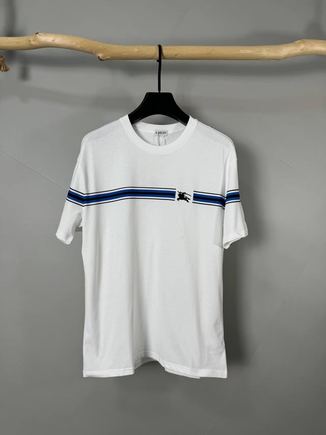 Burberry巴宝莉 2025春夏新款短袖T恤 走秀图案时尚休闲短袖T恤衫 设计Logo设计 极具设计精选客供 %全棉面料 280克纯棉T恤 手感柔软亲肤 着