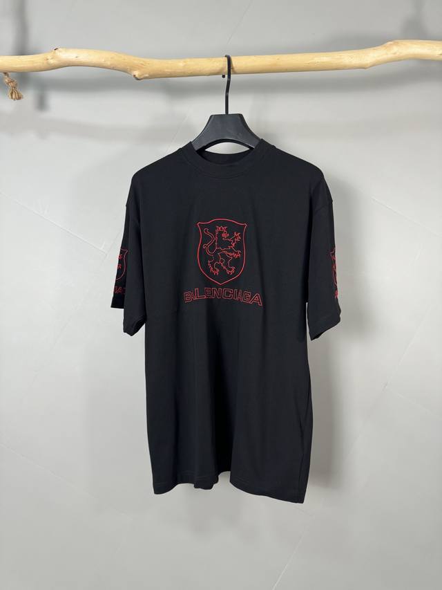 Balenciaga巴黎世家 Balenci*Ga 巴黎Balenci*Ga#新款 2025新款Lion Club字母Logo前后面 左右袖口精致刺绣短袖T恤