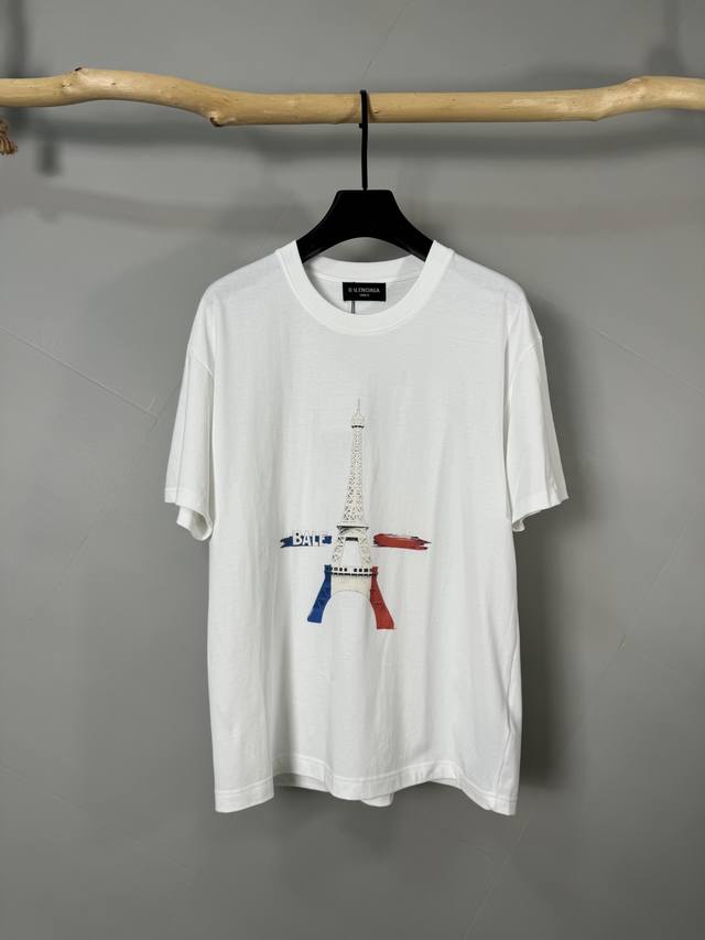 Balenciaga巴黎世家 25Ss夏季巴黎260克短T 法国巴黎埃菲尔铁塔的数字插图 用红色、白色和蓝色绘制了法国国旗 文本“Bale”用蓝色写在图像的左侧
