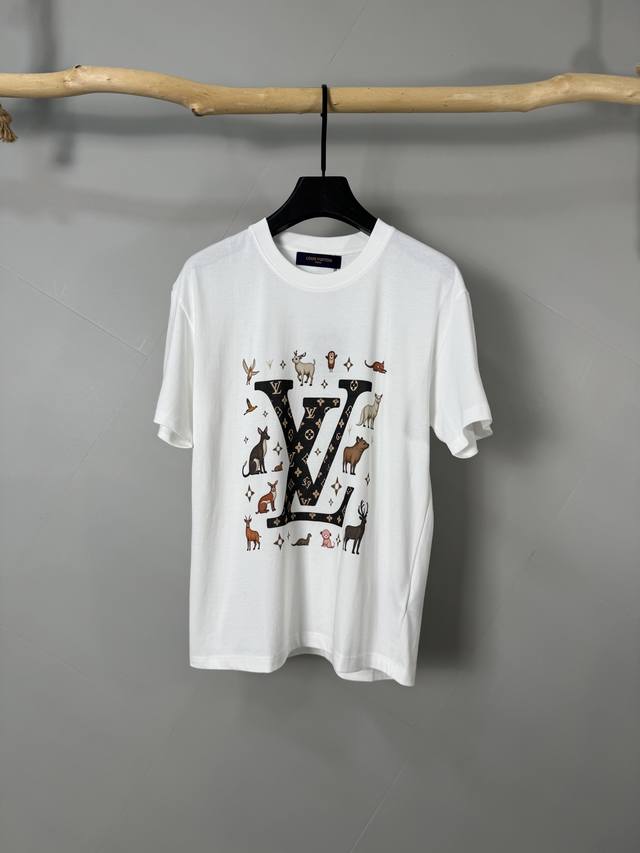 Louis Vuitton路易威登 25Ss夏季1*V260克短T 一个大写的黑色字母“V” 带有金色花卉图案 周围是各种卡通动物插图 采用有趣和异想天开的风格