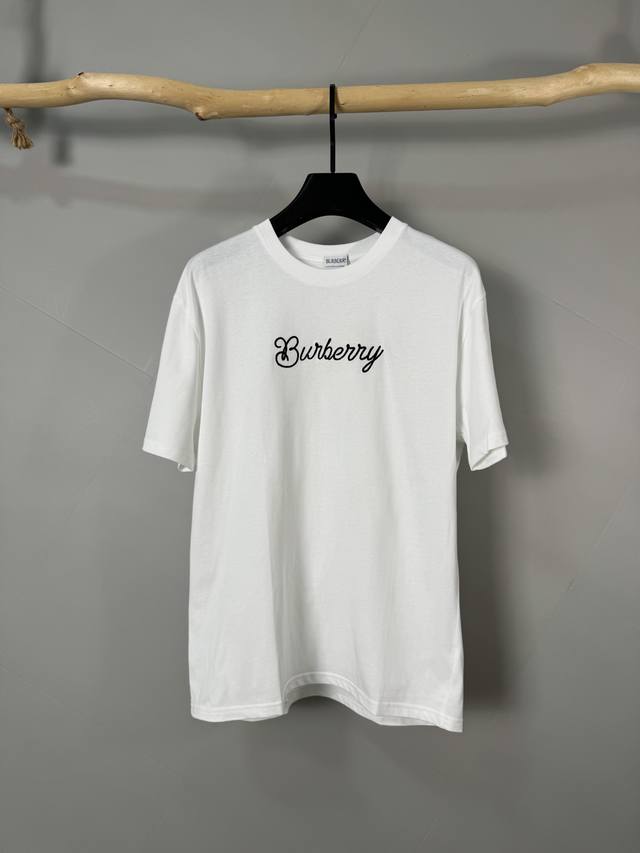 Burberry巴宝莉 Bbr 25Ss冲浪滑板骑士圆领短袖 T恤衫选用平织棉面料打造 呈现常规版型 汲取航海结与品牌马术骑士徽标灵感 打造独特创意印花元素 塑
