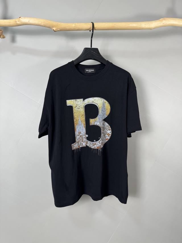 Balenciaga巴黎世家 25Ss夏季巴黎260克短T 一个高度详细 风格化 金色调的字母“B” 带有法国巴黎城市景观设计 背景为深色 烟雾状 城市景观细节